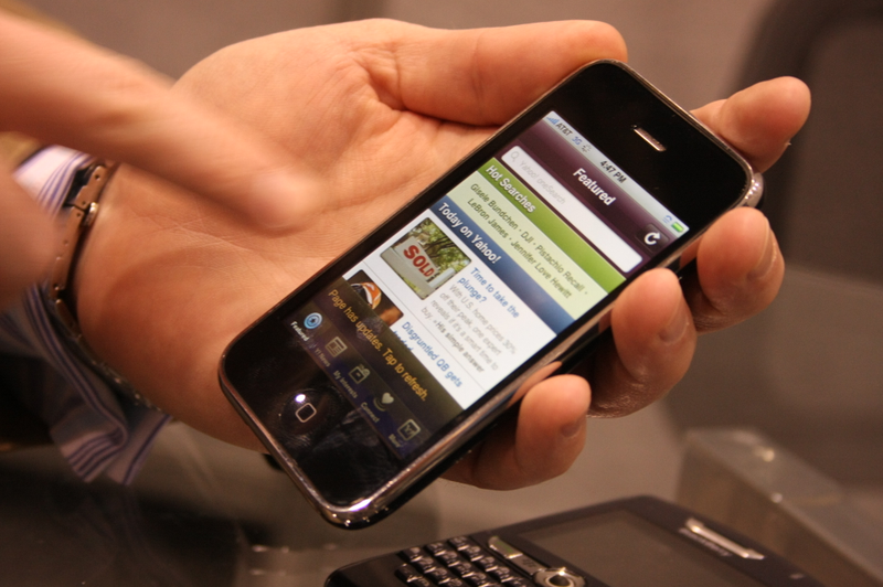 Illustration for article titled New WinMo and iPhone Apps Give You Palm Pre-Like Social Media Synergy